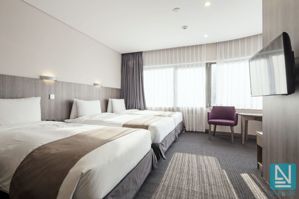 habitación hotel combinar cortinas decorativa con visillo blanco