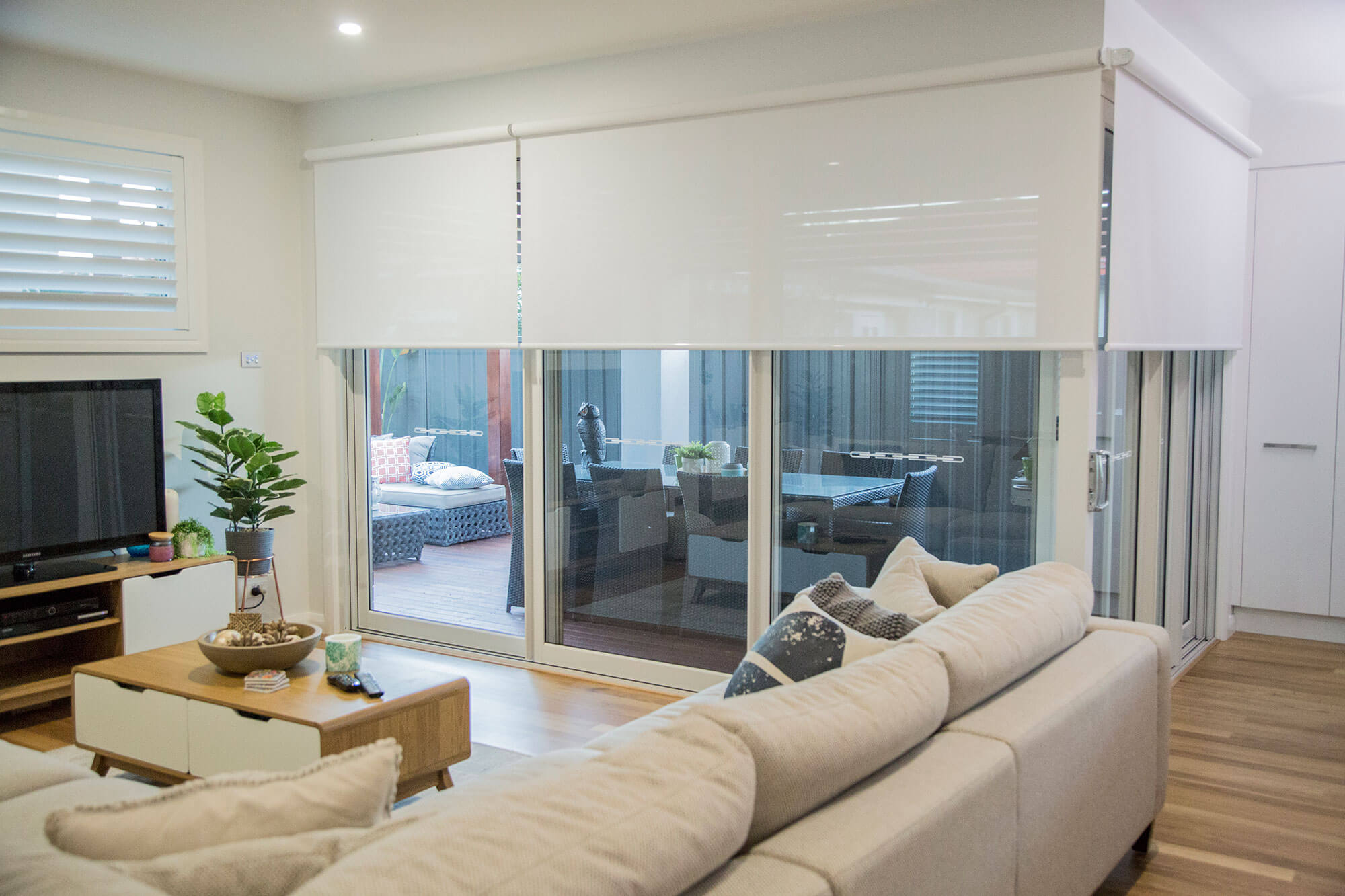 cómo decorar con cortinas enrollables