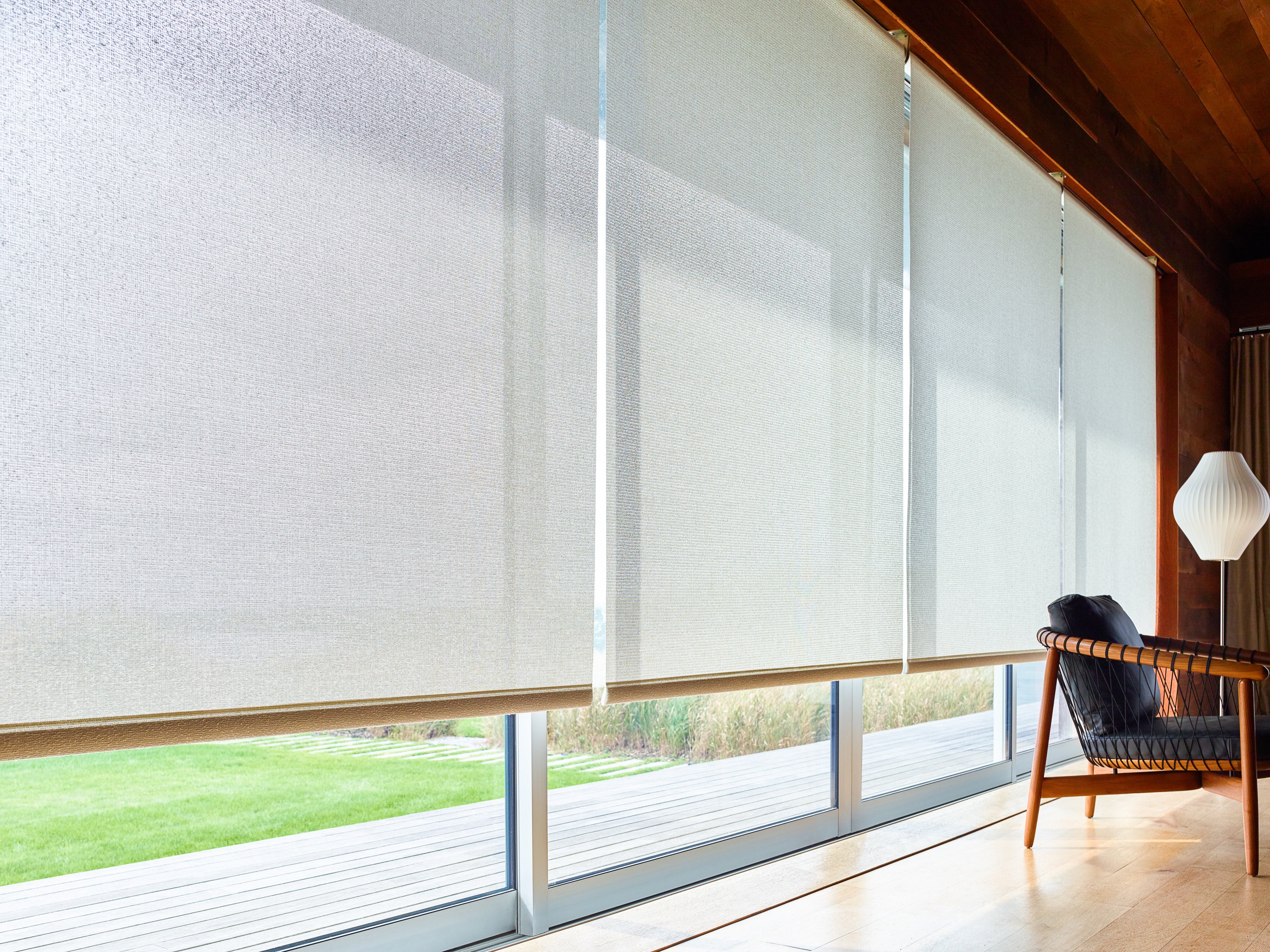 cómo decorar con cortinas enrollables