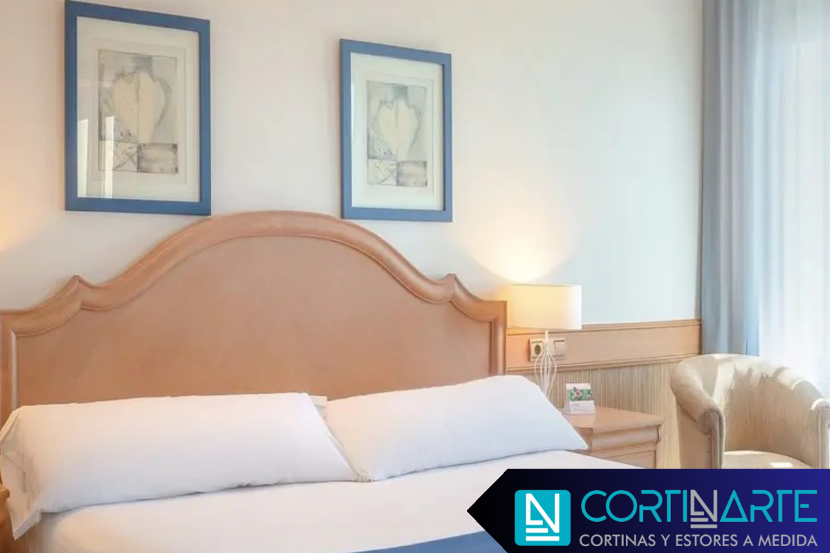 Cortinas de doble capa en interiorismo Habitación Hotel