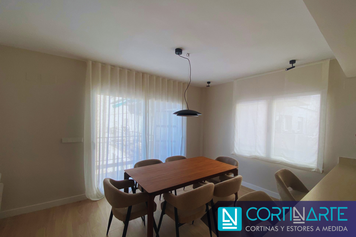 combinación de cortinas visillo y estores paqueto