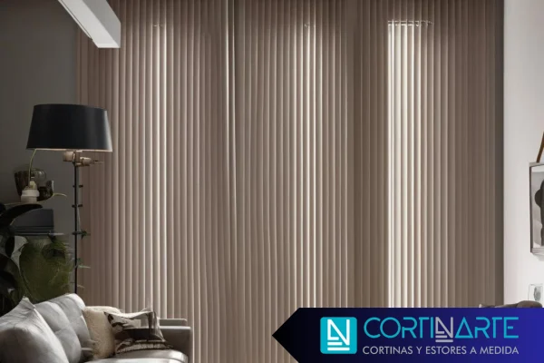 cortinas verticales en decoración de espacios abiertos