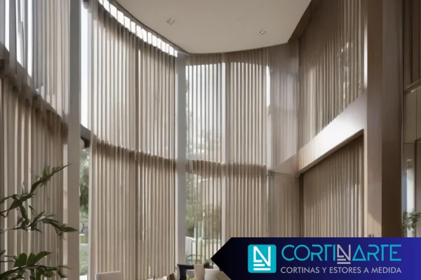 cortinas verticales en decoración de espacios abiertos