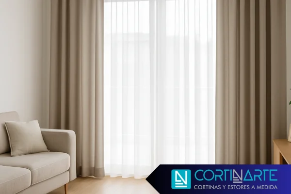 Cortinas modernas en salón amplio con luz natural