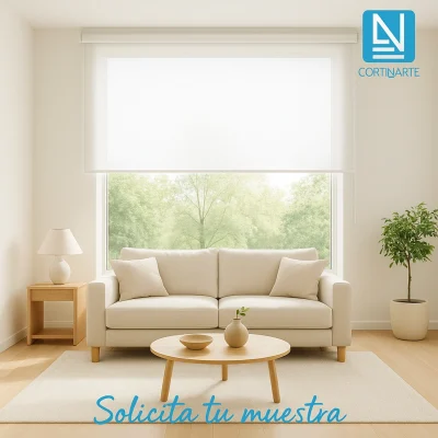 Salón moderno con estor screen blanco que deja pasar mucha luz natural