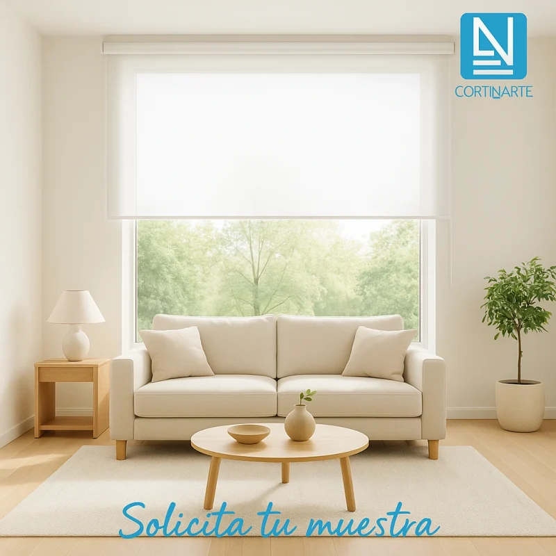Salón moderno con estor screen blanco que deja pasar mucha luz natural
