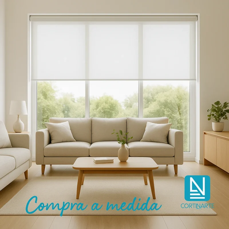 Salón moderno con estores screen blancos a medida
