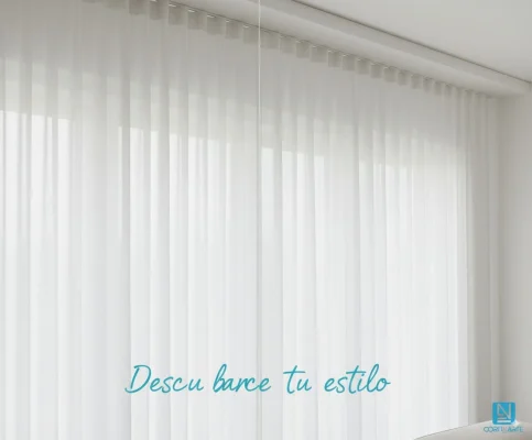 Detalle de visillo blanco moderno con onda perfecta en salón actual