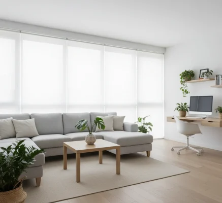 Salón moderno con estores translúcidos blancos que dejan pasar la luz natural sin perder privacidad.